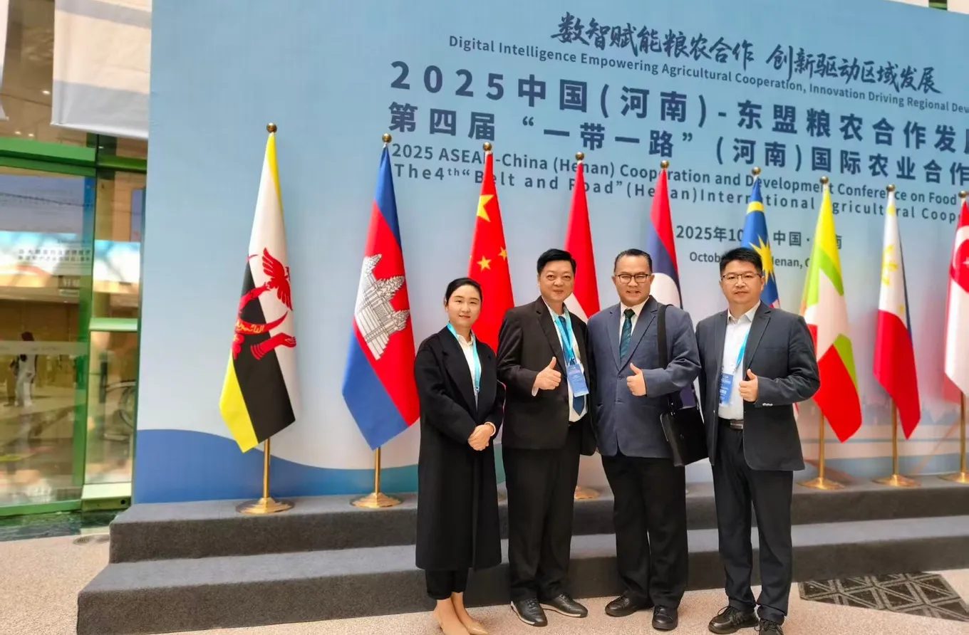 Tim BAE di lokasi proyek peternakan