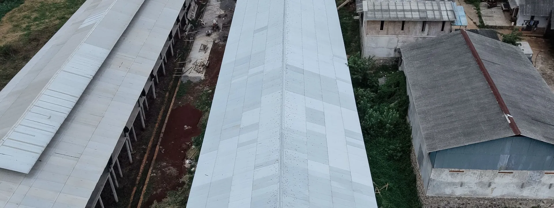 Foto udara bangunan kandang di peternakan terpadu Cikalong, Cianjur