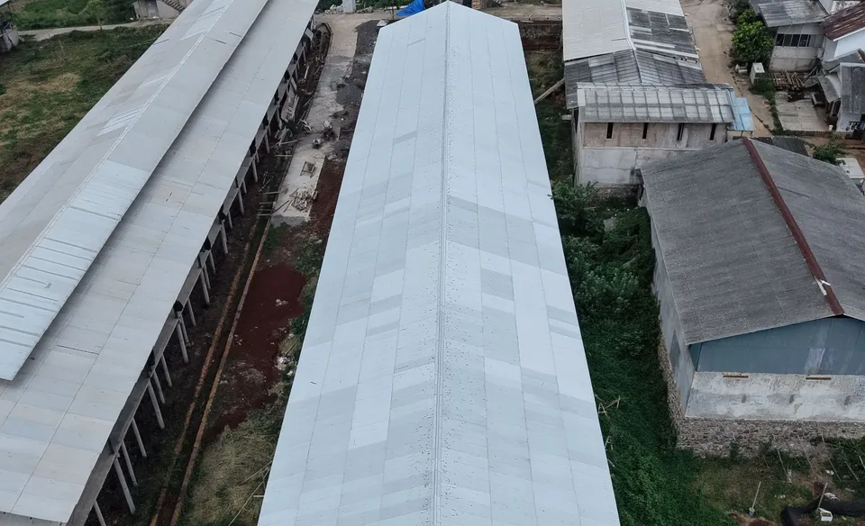 Foto udara bangunan kandang di peternakan terpadu Cikalong, Cianjur