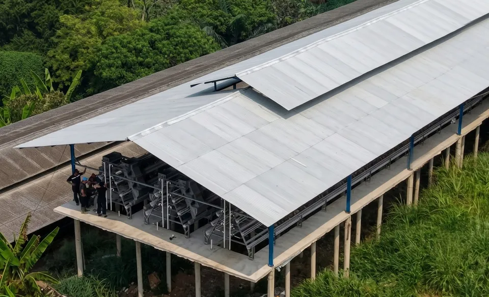 Foto udara kandang ayam petelur tipe A di Cilaku, Cianjur, saat pemasangan rangka kandang